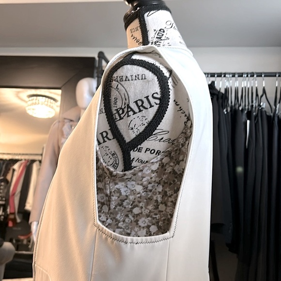 STUNNING, ZARA white cape. In size M - Picture 15 of 15